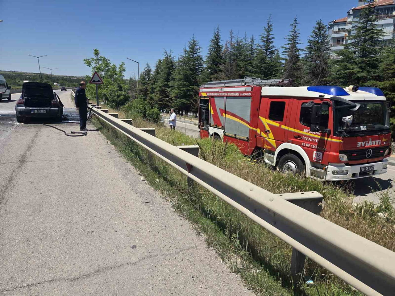 ELMADAĞ İLÇESİNDE BİR OTOMOBİL YANARAK KULLANILAMAZ HALE GELDİ.