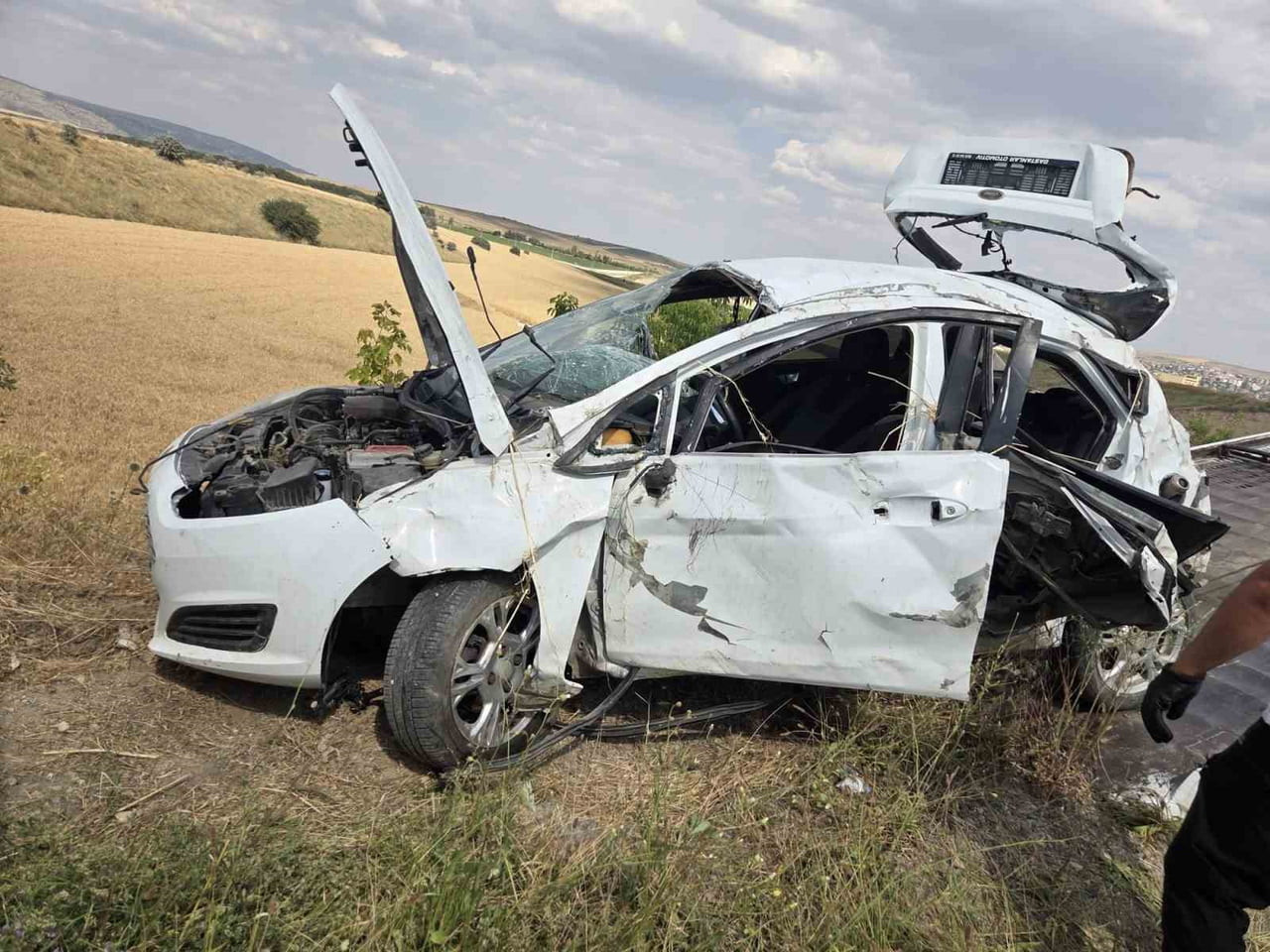 ELMADAĞ İLÇESİNDE SÜRÜCÜSÜNÜN DİREKSİYON HAKİMİYETİNİ KAYBETTİĞİ OTOMOBİL ŞARAMPOLE...