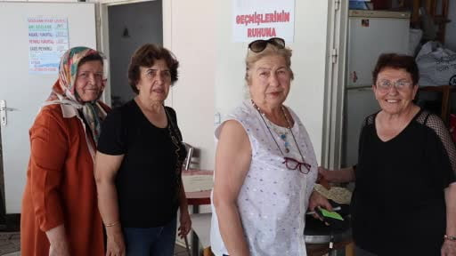 Emekli kadınlar gözleme satarak üniversitelilere destek oluyor