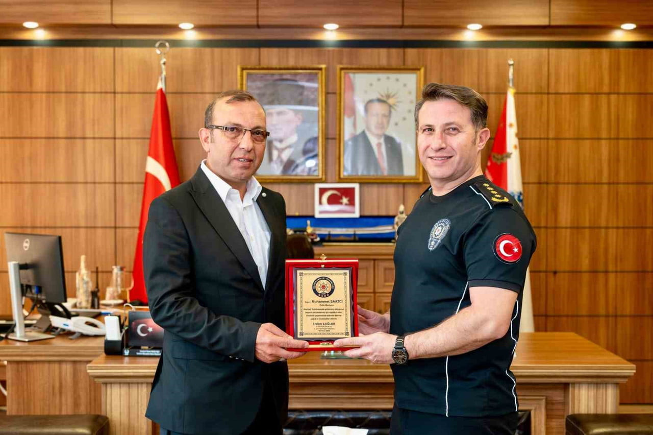 EMEKLİYE AYRILAN POLİS MEMURUNA VEDA PLAKETİ