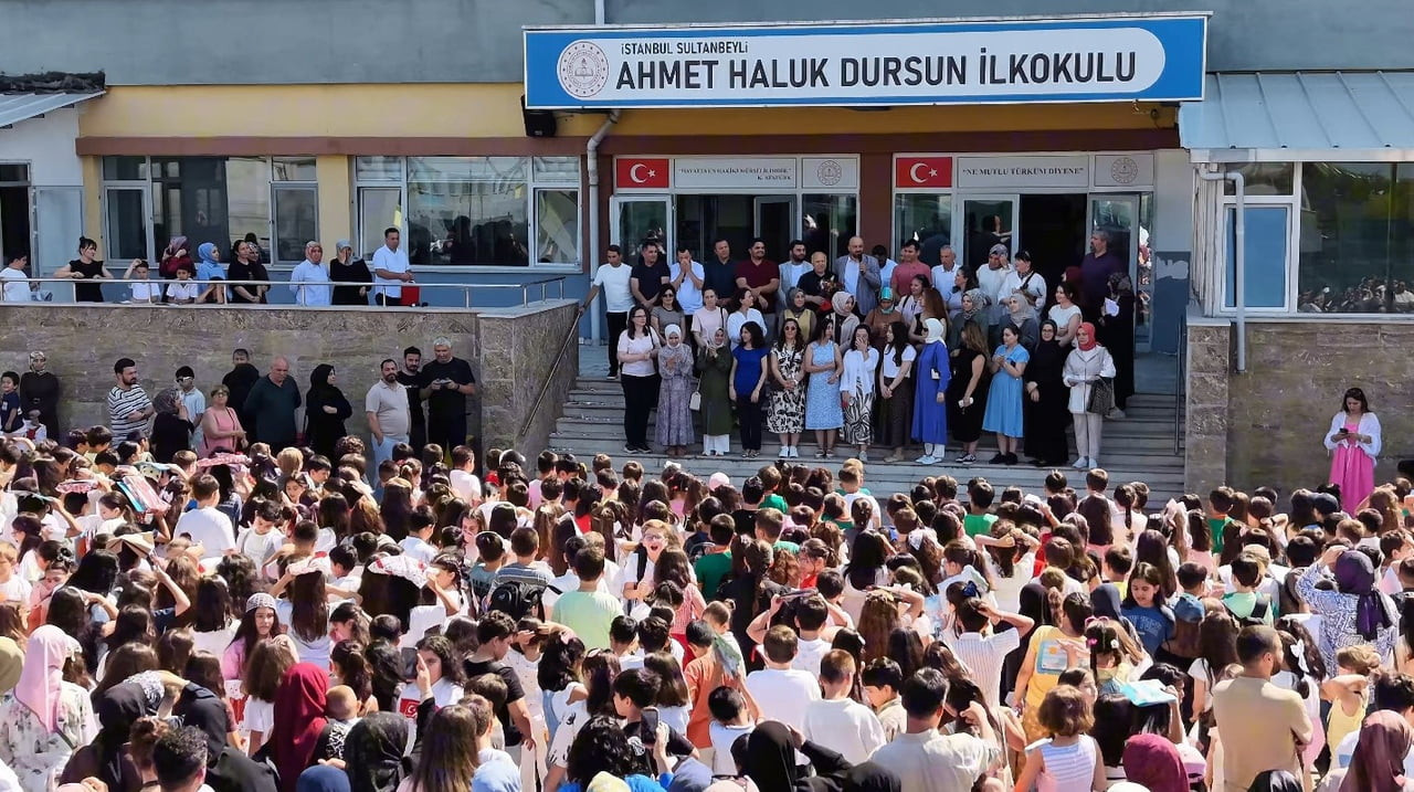 EMEKLİYE AYRILAN SINIF ÖĞRETMENİ CEMAL GÜRBÜZ, ÖĞRENCİLERİ VE MESLEKTAŞLARININ ORGANİZE ETTİĞİ...