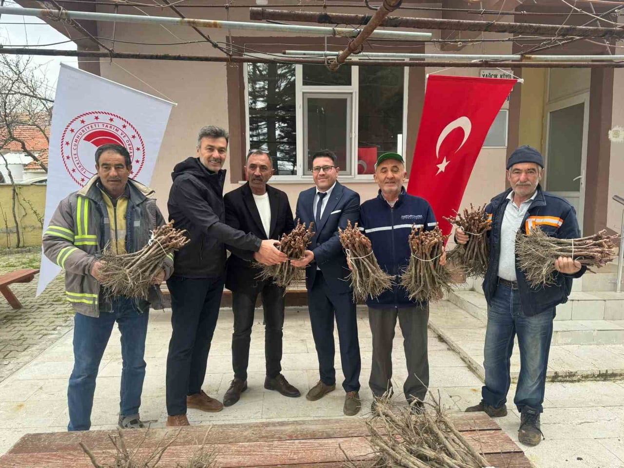 EMET'TE 35 ÜRETİCİYE 980 ADET ÜZÜM FİDANI DAĞITILDI