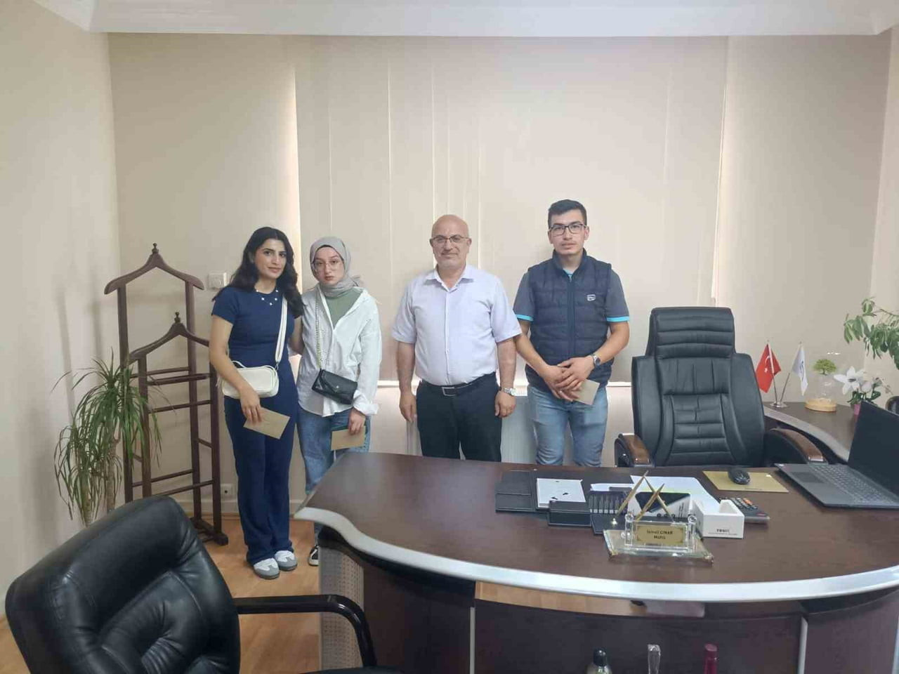 EMET’TE GENÇLER UMRE ÖDÜLLÜ BİLGİ YARIŞMASINDA TER DÖKTÜ
