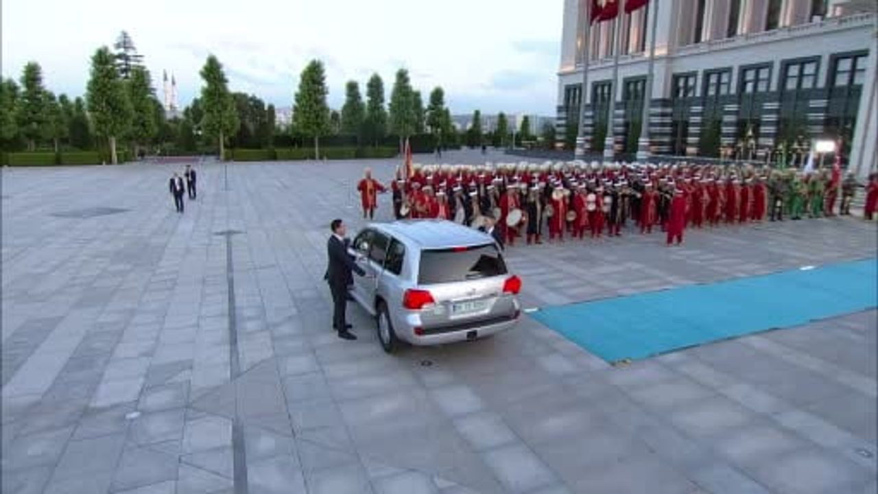 Emine Erdoğan, Macron’un elini öpmesine izin vermedi