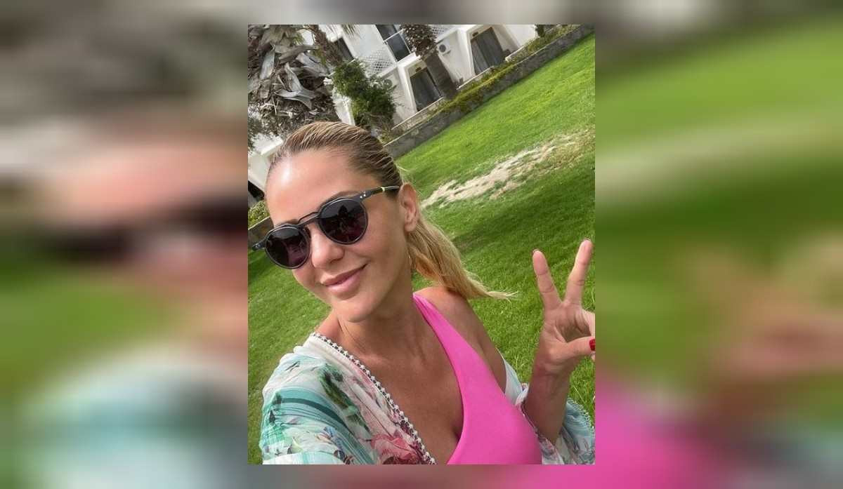 Emine Ün'ün pembe mayolu pozu
