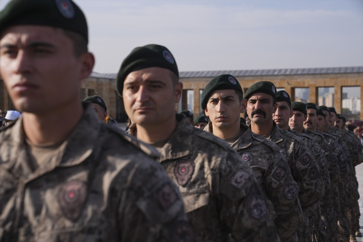 Emniyet Genel Müdürü Mahmut Demirtaş ve beraberindeki heyet, Büyük Önder Mustafa Kemal Atatürk'ün...