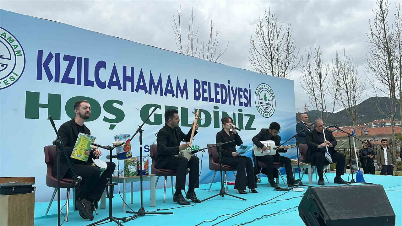 EMRAH KAYA ÖNCÜLÜĞÜNDE SAHNE ALAN ORKESTRADA KULLANILAN TÜM ENSTRÜMANLARIN PLASTİK, METAL, AHŞAP...