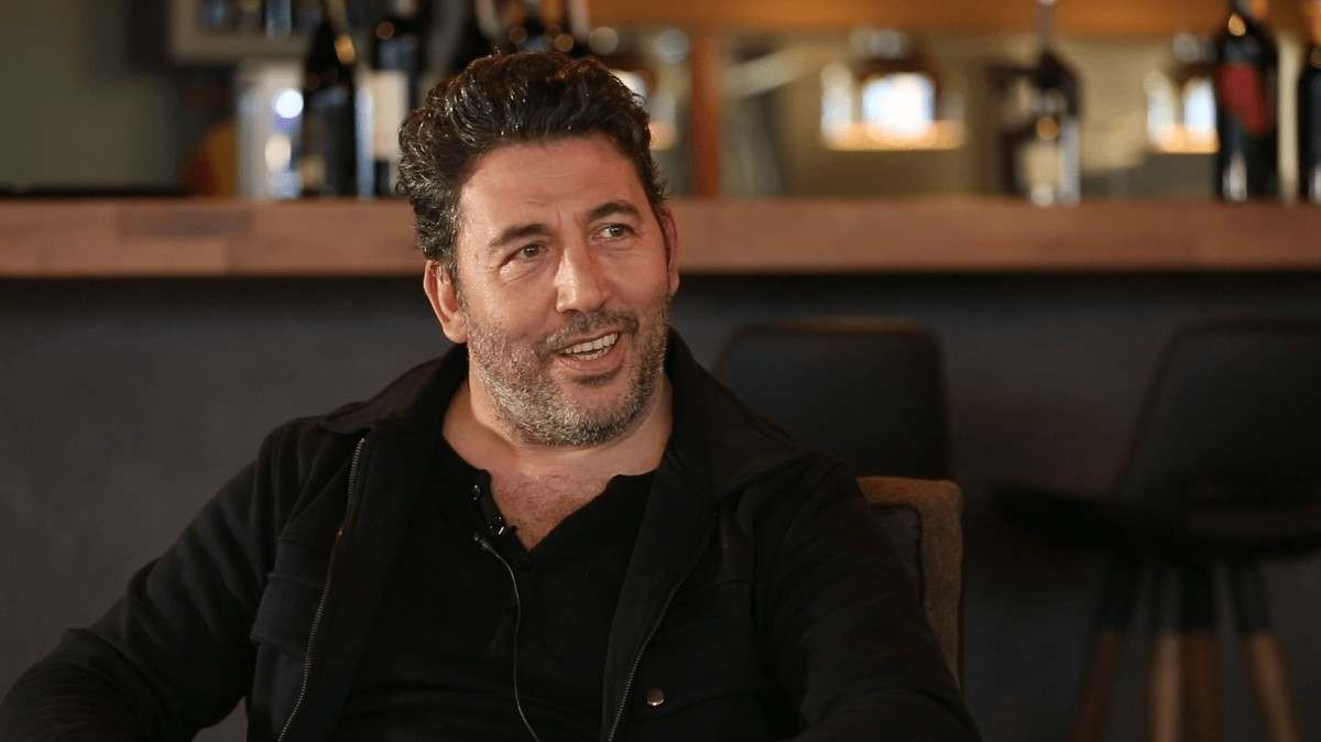 Emre Kınay kimdir