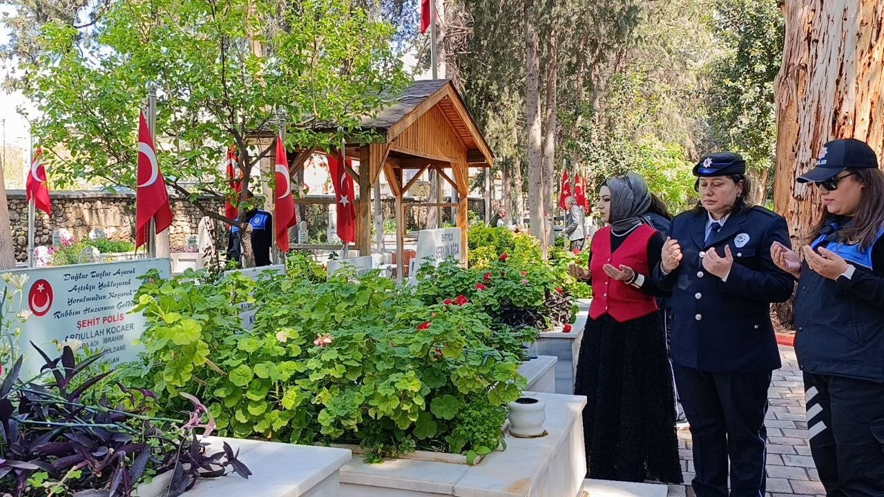 EN SAĞDA ŞEHİT KIZI MERVE KOCAER YAVUZ, ORTADA ŞEHİT KIZI POLİS BERNA YÜCE AŞNAZ, EN SOLDA POLİS...