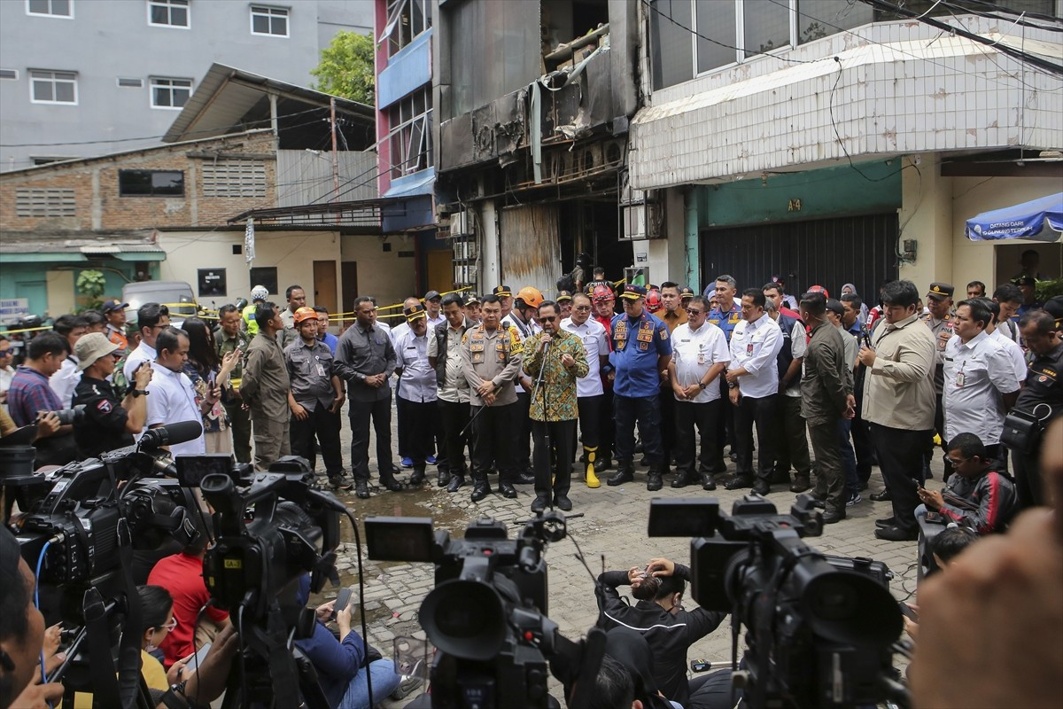 Endonezya'nın başkenti Cakarta'da, 7 katlı binada çıkan yangında 22 kişinin hayatını kaybettiği...