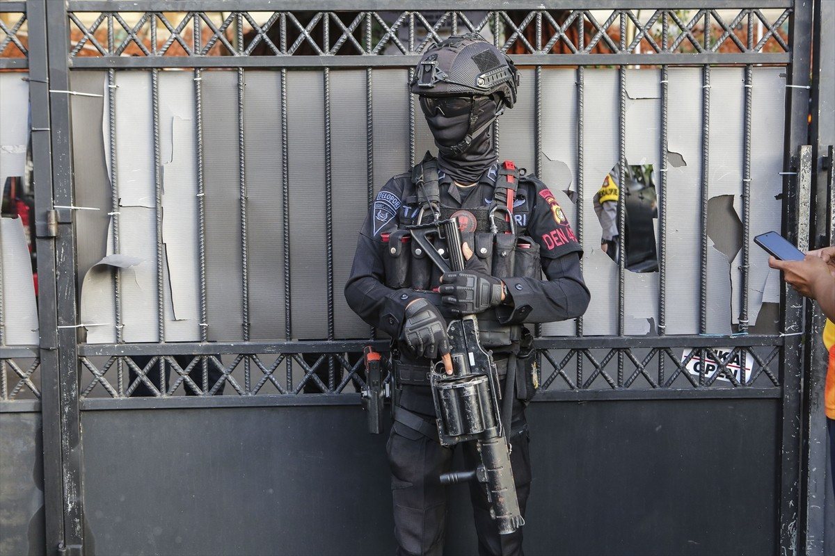 Endonezya'nın başkenti Cakarta'da bulunan okulun kampüsündeki camide cuma namazının kılındığı...