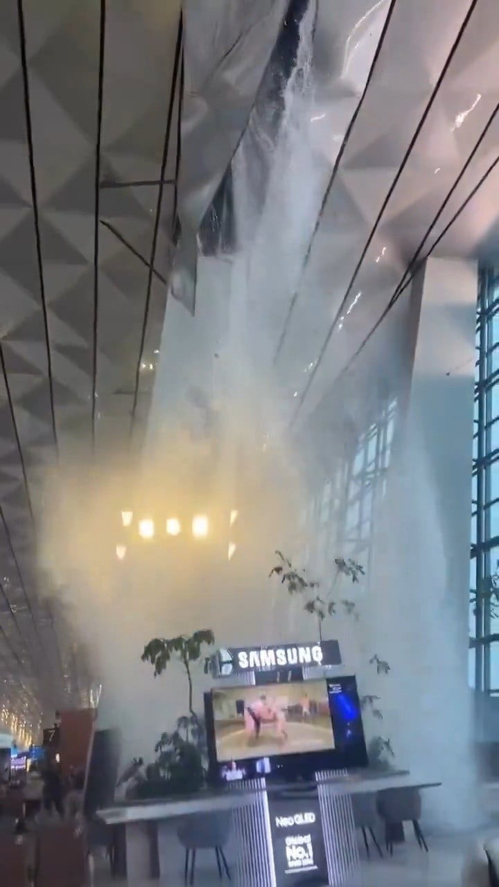 ENDONEZYA'NIN BAŞKENTİ JAKARTA'DAKİ SOEKARNO-HATTA ULUSLARARASI HAVALİMANI'NDA ŞİDDETLİ YAĞIŞ VE...