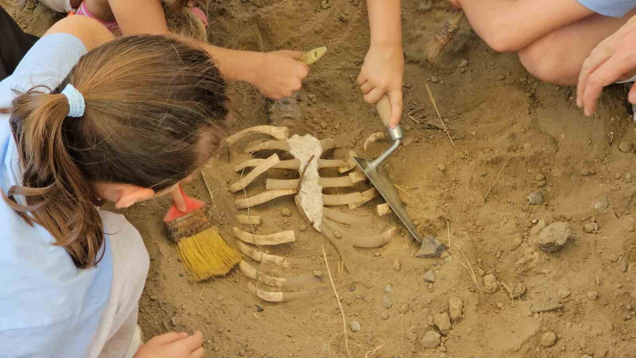 ENDÜSTRİ MİRASI FESTİVALİ KAPSAMINDA GERÇEKLEŞTİRİLEN ETKİNLİKTE, ÇOCUKLAR ARKEOLOJİK KAZI...