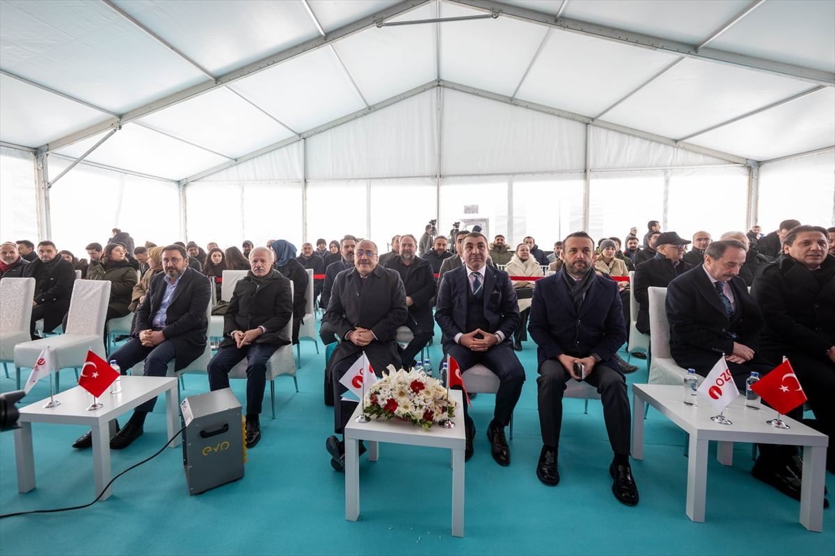 Enerji Piyasası Düzenleme Kurumu (EPDK) Başkanı Mustafa Yılmaz (sol 3) ve OZE Grup Yönetim Kurulu...