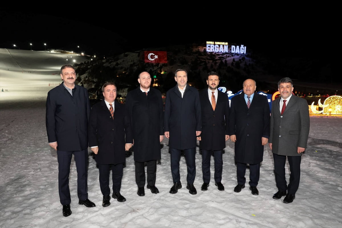 Enerji ve Tabii Kaynaklar Bakanı Alparslan Bayraktar, Erzincan'daki Ergan Dağı Kış Sporları ve...