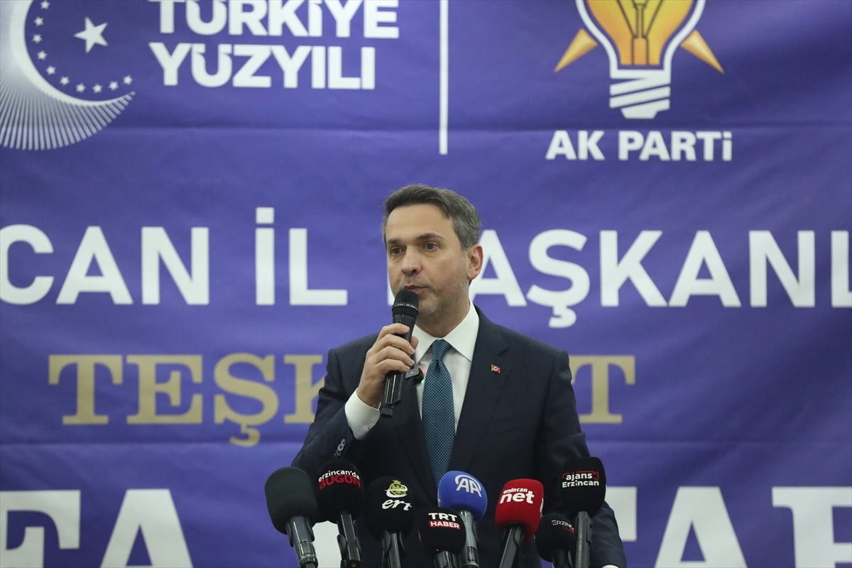 Enerji ve Tabii Kaynaklar Bakanı Alparslan Bayraktar, Erzincan'daki programları kapsamında AK...