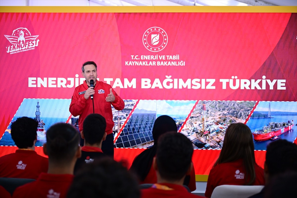 Enerji ve Tabii Kaynaklar Bakanı Alparslan Bayraktar, İstanbul Atatürk Havalimanı'nda Sanayi ve...
