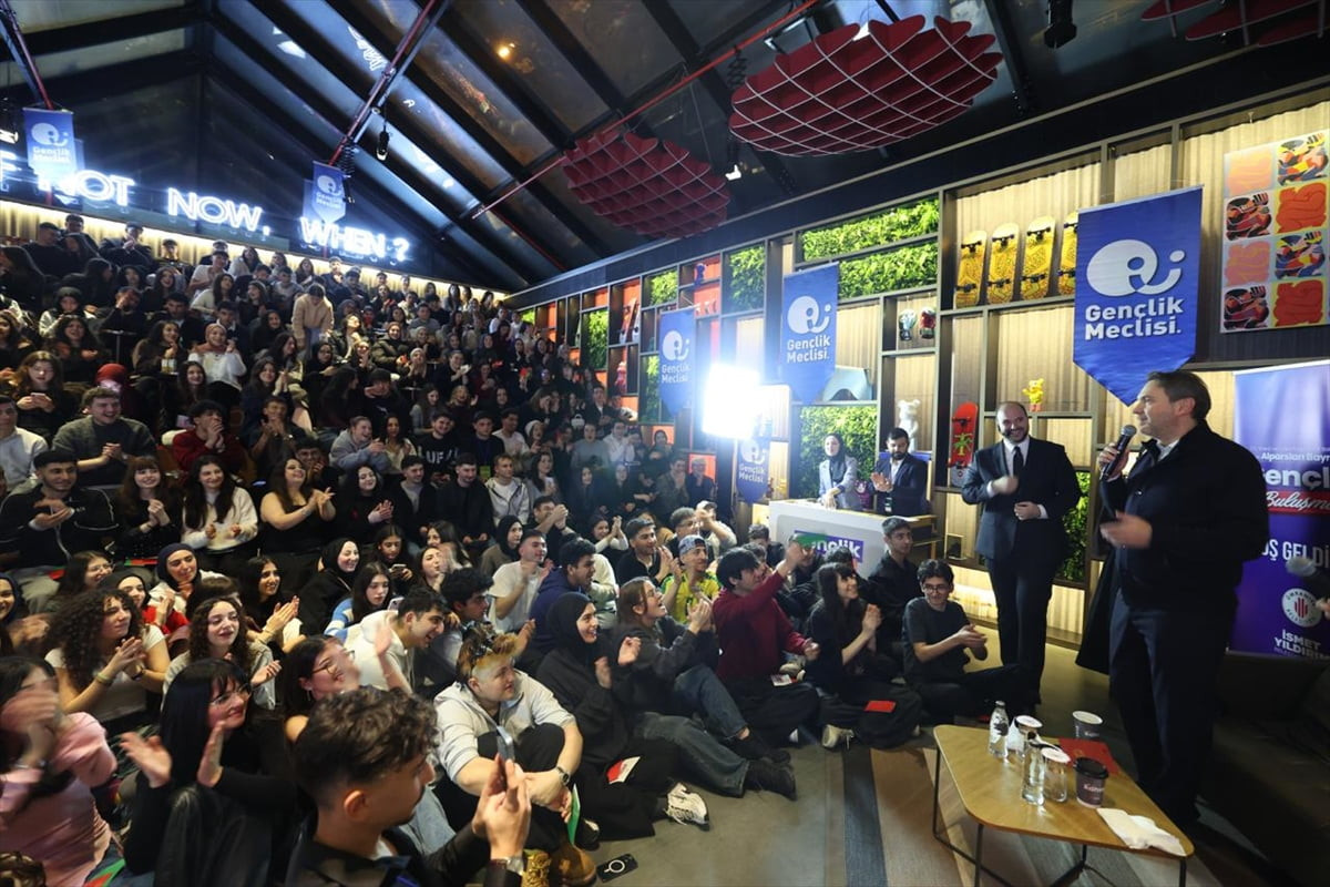 Enerji ve Tabii Kaynaklar Bakanı Alparslan Bayraktar, İstanbul'da Ümraniye Belediyesi Gençlik...