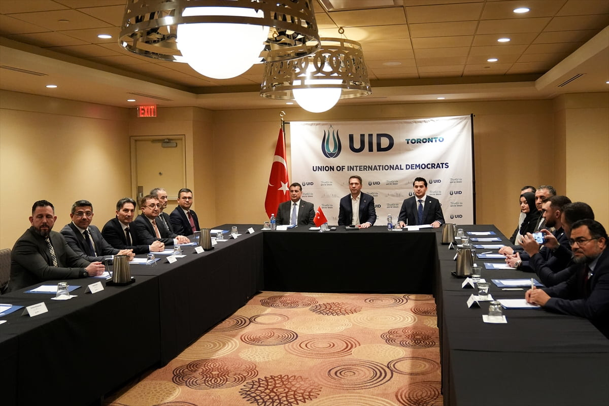 Enerji ve Tabii Kaynaklar Bakanı Alparslan Bayraktar, Kanada'nın Toronto kentinde aralarında...