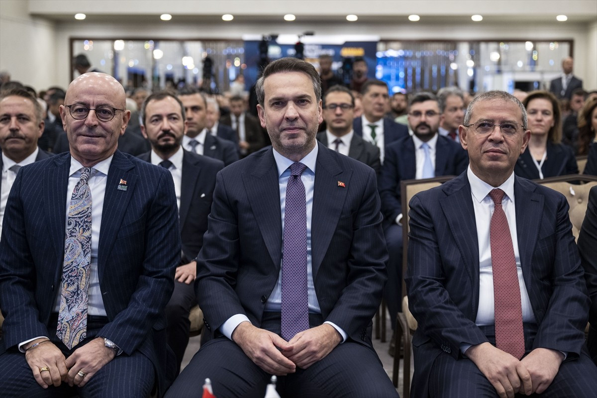 Enerji ve Tabii Kaynaklar Bakanı Alparslan Bayraktar (ortada), Türkiye Madencilik Derneğinin (TMD)...