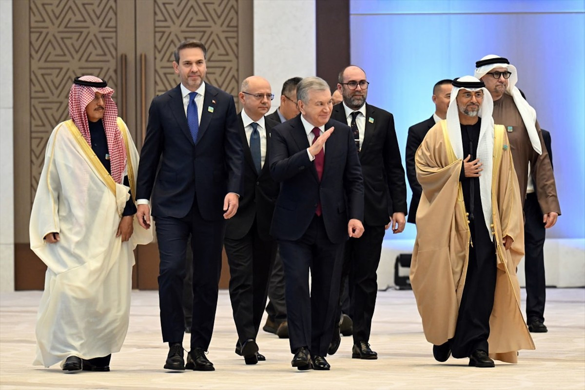 Enerji ve Tabii Kaynaklar Bakanı Alparslan Bayraktar, Özbekistan'ın başkenti Taşkent'te, ülkenin...