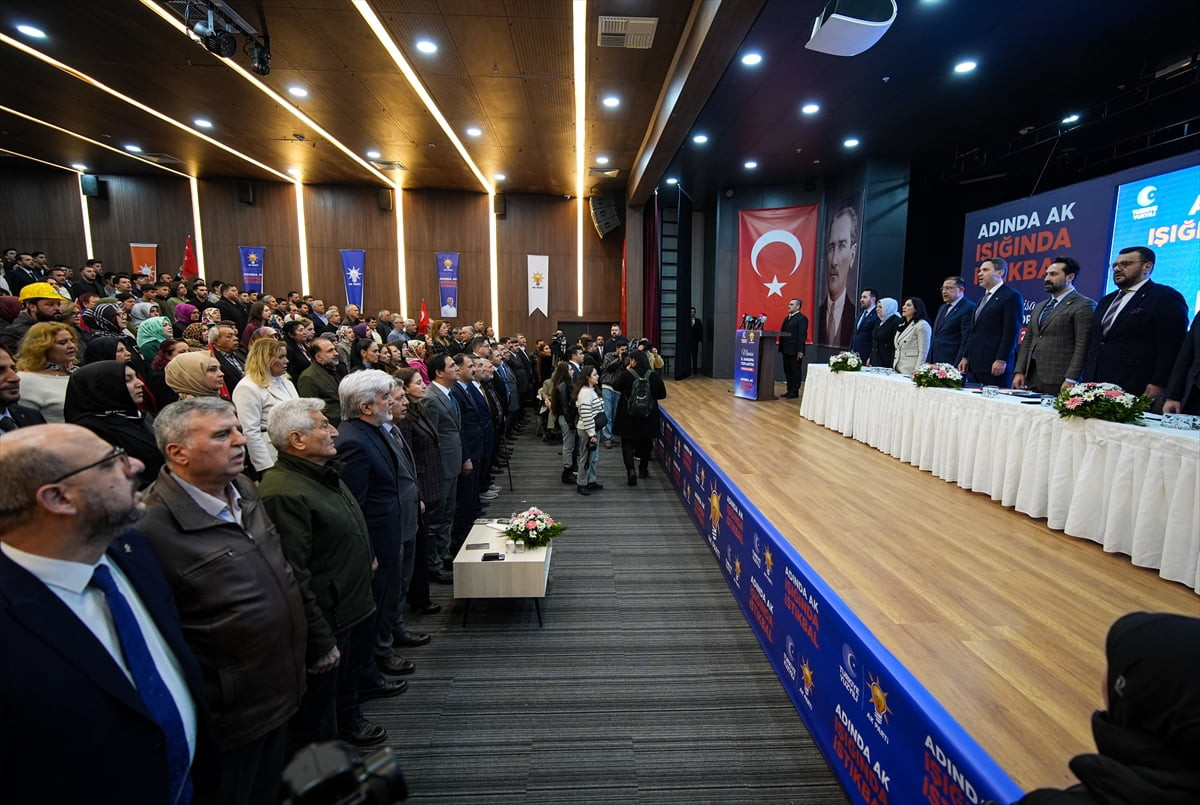 Enerji ve Tabii Kaynaklar Bakanı Alparslan Bayraktar (sağ 3), AK Parti Manisa İl Başkanlığı...
