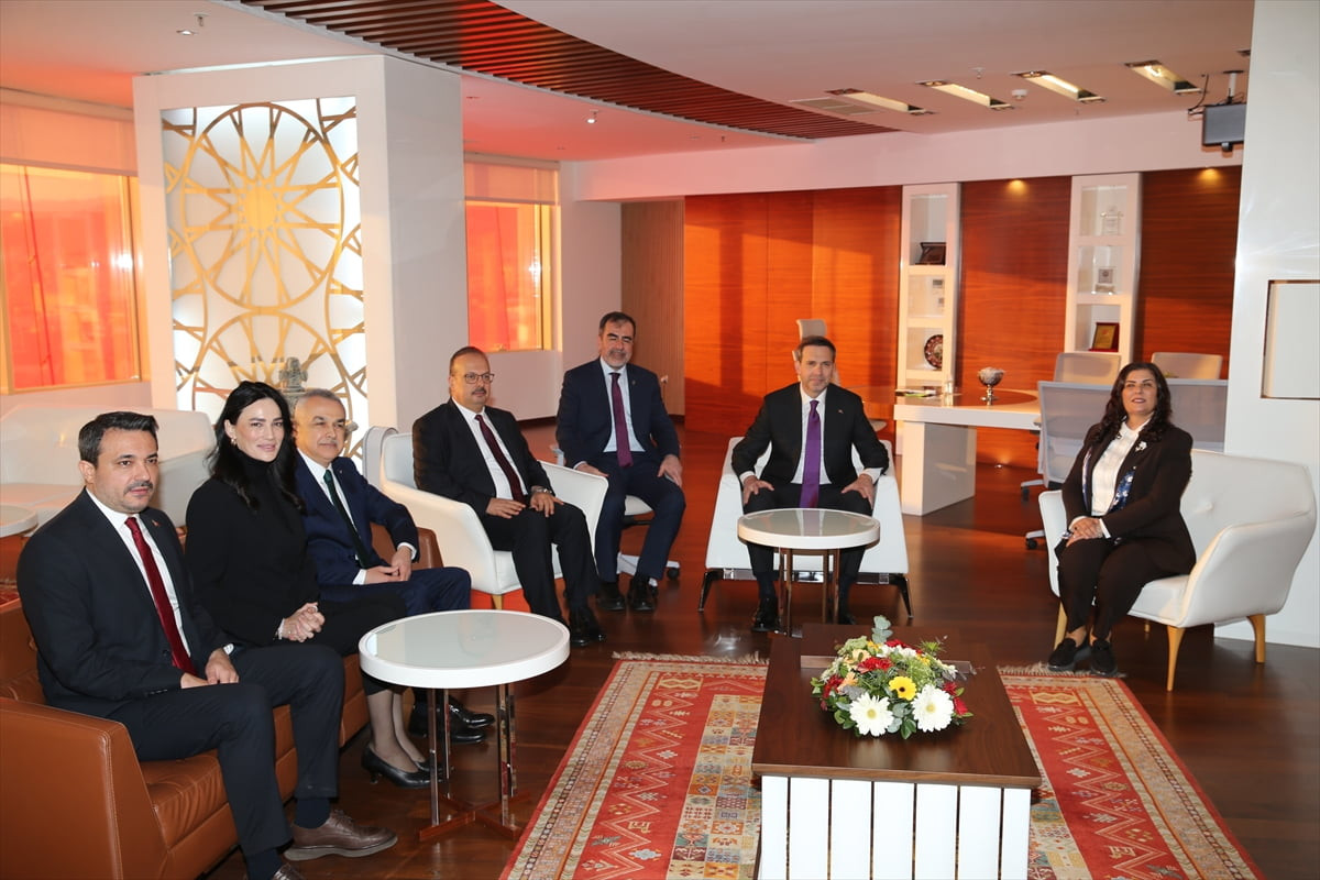 Enerji ve Tabii Kaynaklar Bakanı Alparslan Bayraktar (sağda), çeşitli programlara katılmak üzere...