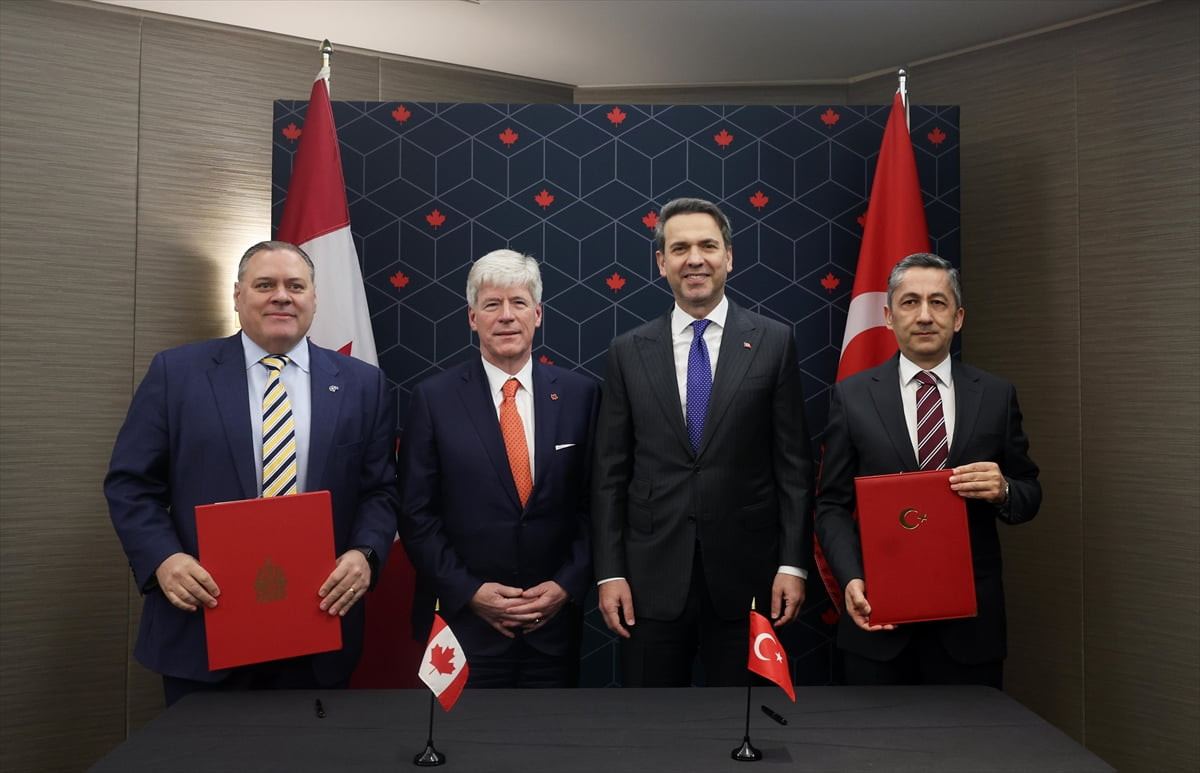 Enerji ve Tabii Kaynaklar Bakanı Alparslan Bayraktar (sol 2), Türkiye ile Kanada arasında nükleer...