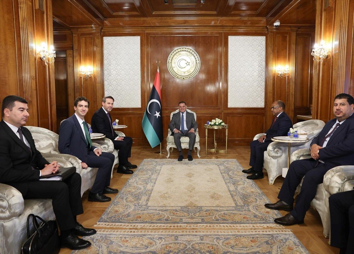 Enerji ve Tabii Kaynaklar Bakanı Alparslan Bayraktar (sol 3), Libya ziyareti çerçevesinde Libya...