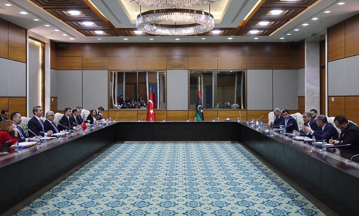 Enerji ve Tabii Kaynaklar Bakanı Alparslan Bayraktar (sol 3), Türkiye ve Libya arasında 17 yıl...