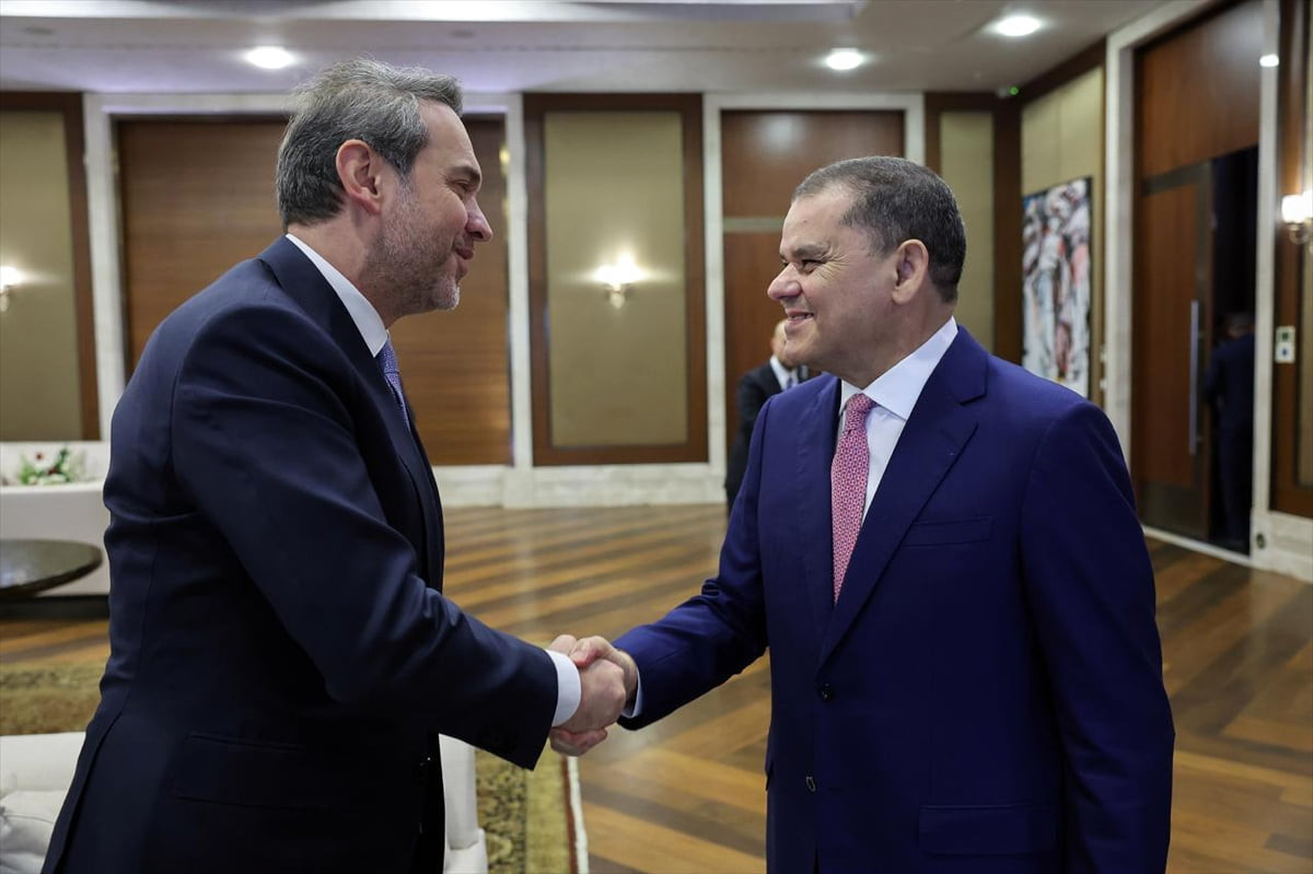 Enerji ve Tabii Kaynaklar Bakanı Alparslan Bayraktar (solda), Libya Başbakanı Abdulhamid Dibeybe...