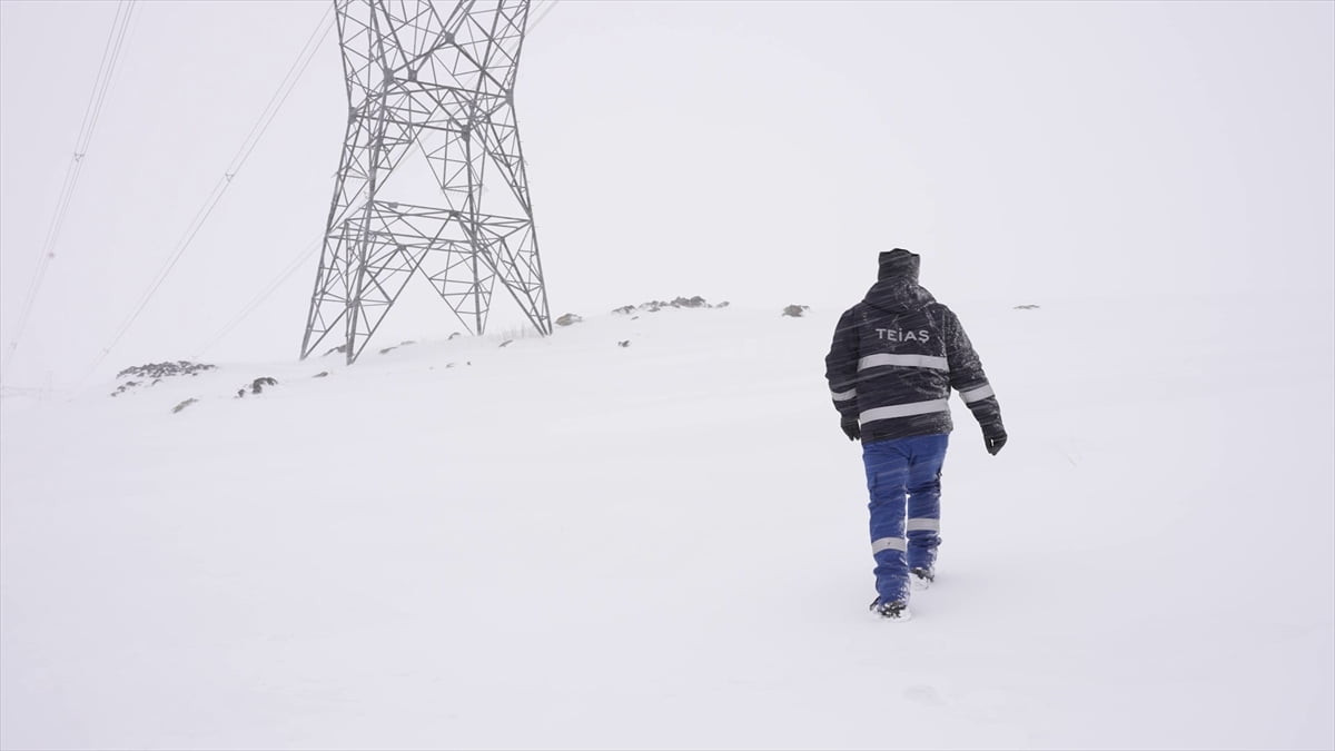 Enerji ve Tabii Kaynaklar Bakanı Alparslan Bayraktar, Türkiye'nin enerji omurgasını oluşturan...