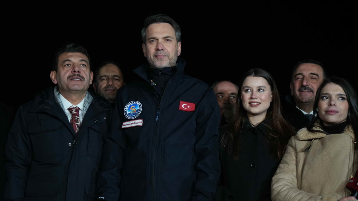 Enerji ve Tabii Kaynaklar Bakanı Alparslan Bayraktar, Yavuz Sondaj Gemisi'nde gazetecilere...