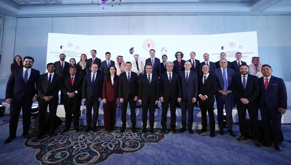 Enerji ve Tabii Kaynaklar Bakanı Alparslan, İstanbul'da düzenlenen Sivas ve Taşeli Güneş Enerjisi...