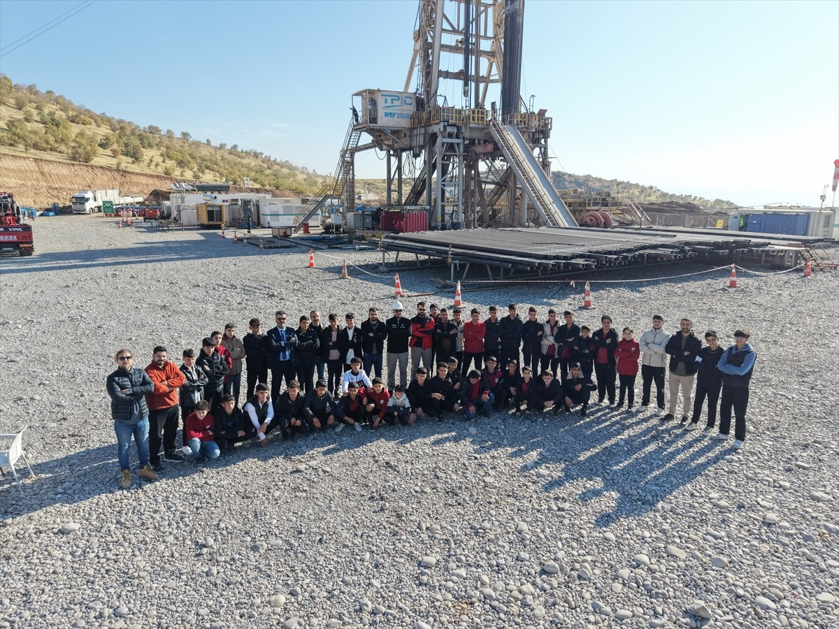 Enerji ve Tabii Kaynaklar Bakanlığı, Silopi Mesleki ve Teknik Anadolu Lisesi öğrencilerini petrol...