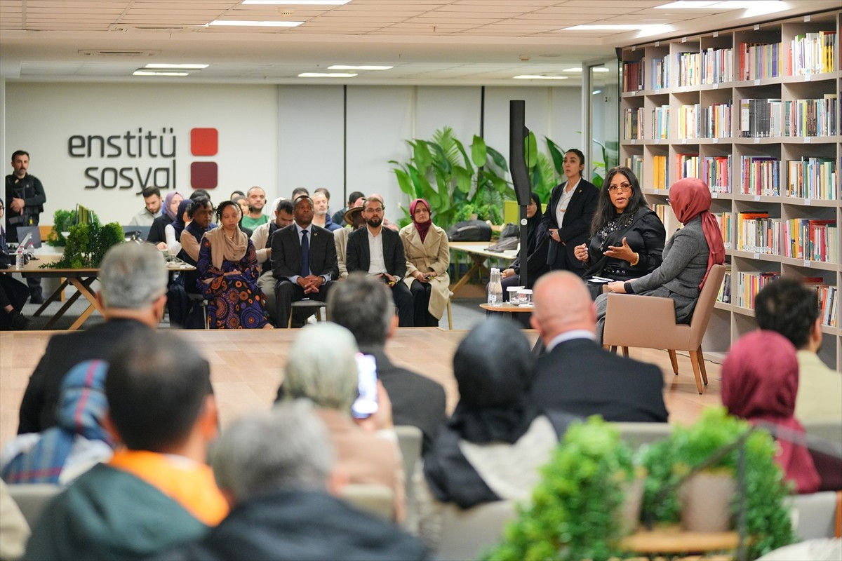 Enstitü Sosyal tarafından düzenlenen "İki Nokta Buluşmaları"na insan hakları savunucusu Malcolm...