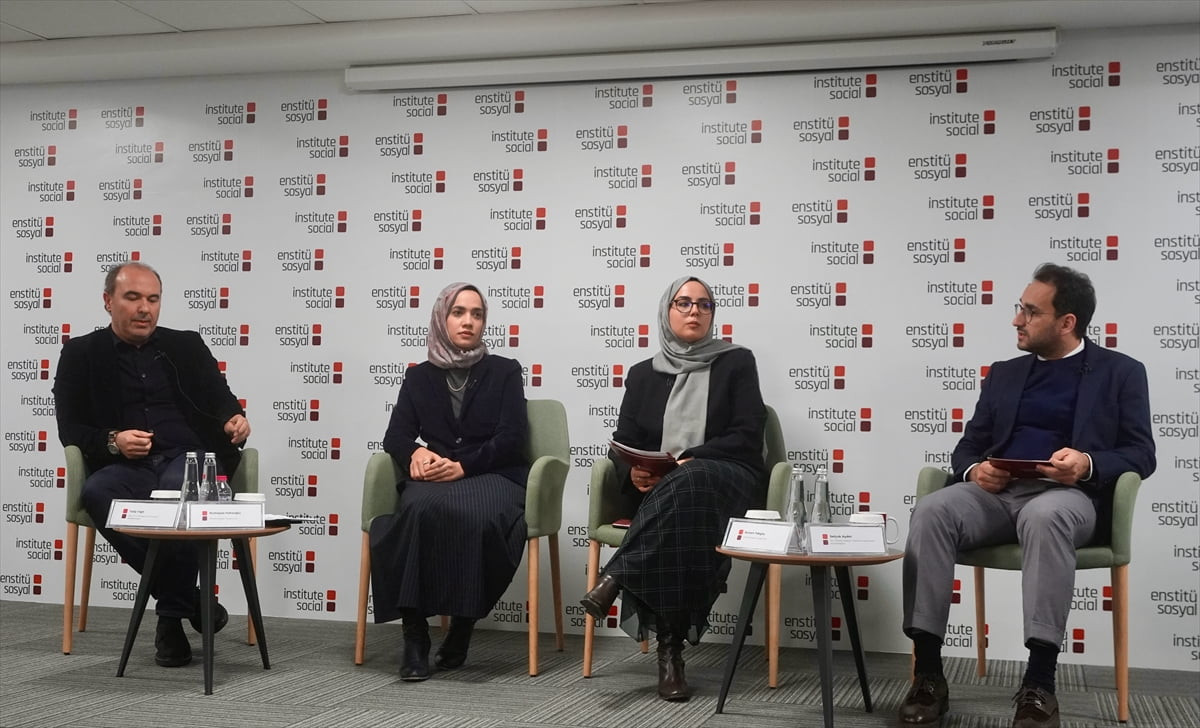 Enstitü Sosyal, Üsküdar'daki merkezinde "Türkiye'de Demografik Eşik" başlıklı panel düzenledi....