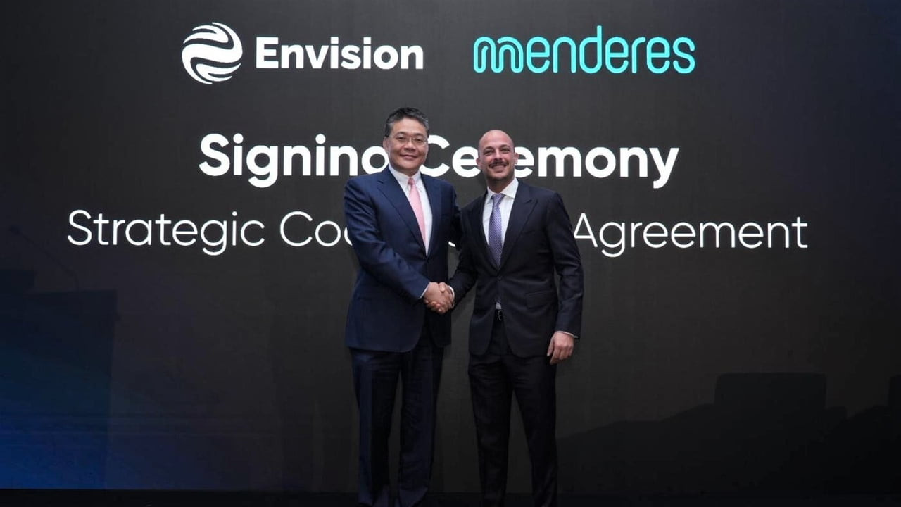 ENVİSİON ENERGY KIDEMLİ BAŞKAN YARDIMCISI KANE XU VE MENDERES TEKSTİL YÖNETİM KURULU ÜYESİ OSMAN...