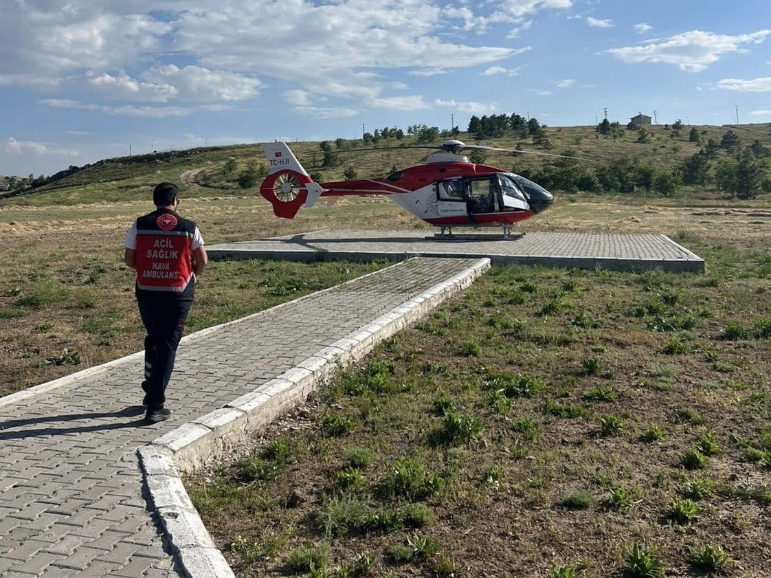 ERCİŞ DEVLET HASTANESİ’NDE TEDAVİ GÖREN 6 GÜNLÜK BEBEK, DURUMUNUN AĞIRLAŞMASI ÜZERİNE HAVA...