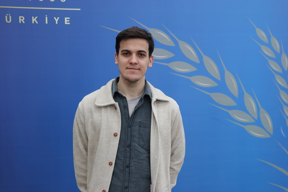 Erciyes Üniversitesi Eczacılık Fakültesi öğrencisi 24 yaşındaki Tarık Yıldız (fotoğrafta), peynir...