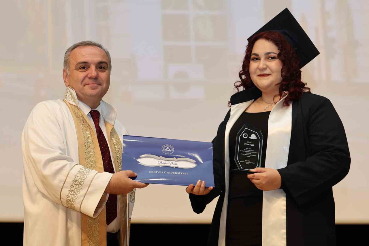 ERCİYES ÜNİVERSİTESİ (ERÜ) MİMARLIK FAKÜLTESİ 2025-2026 EĞİTİM-ÖĞRETİM YILI 31. DÖNEM MEZUNLARINI...