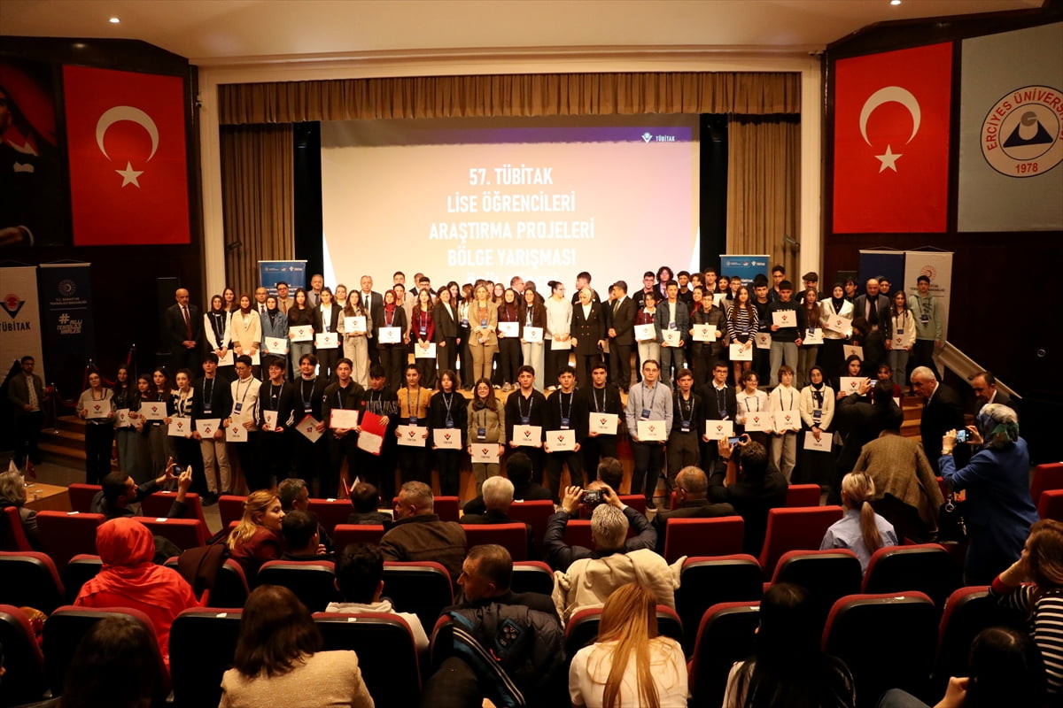 Erciyes Üniversitesinin (ERÜ) ev sahipliğinde düzenlenen TÜBİTAK 57. Lise Öğrencileri Araştırma...