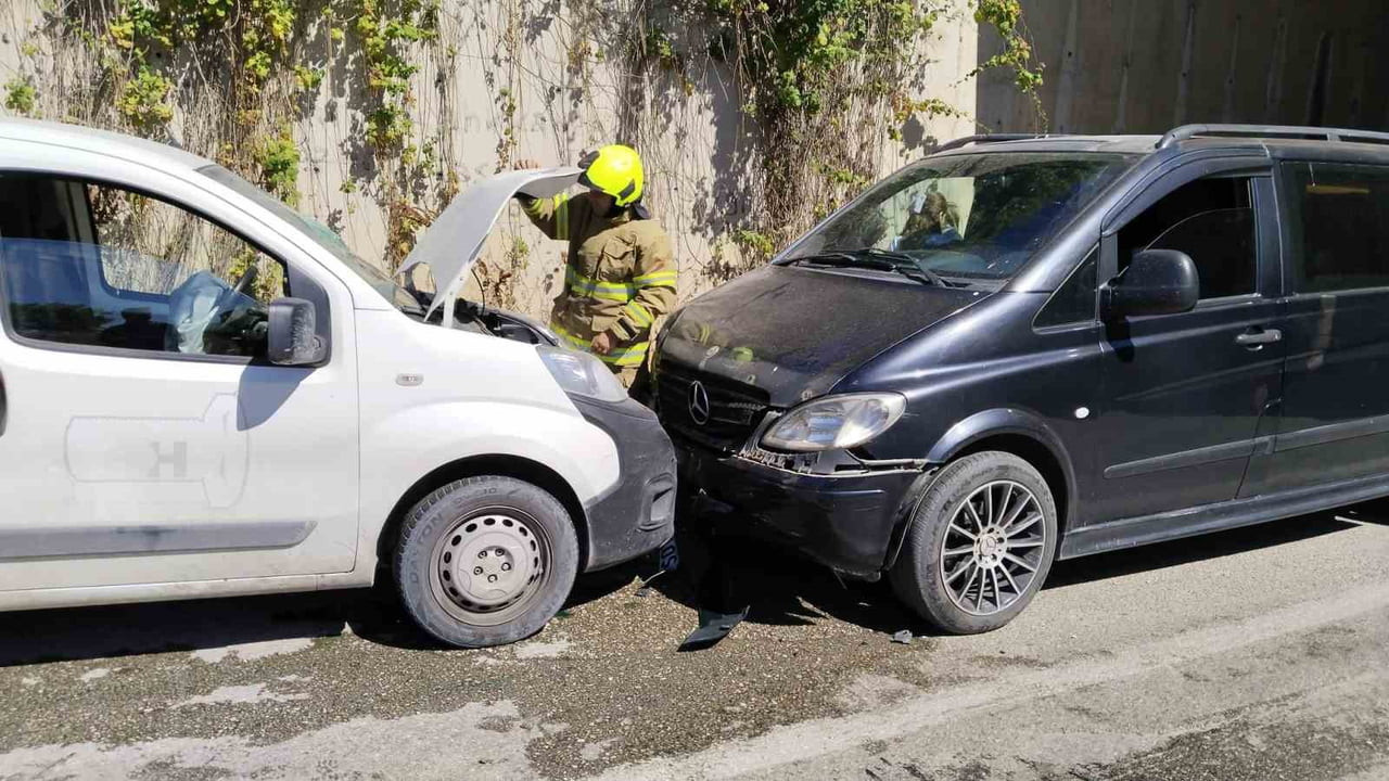 ERDEK İLÇESİNDEKİ ALT GEÇİTTE MEYDANA GELEN TRAFİK KAZASINDA 1 KİŞİ YARALANDI.