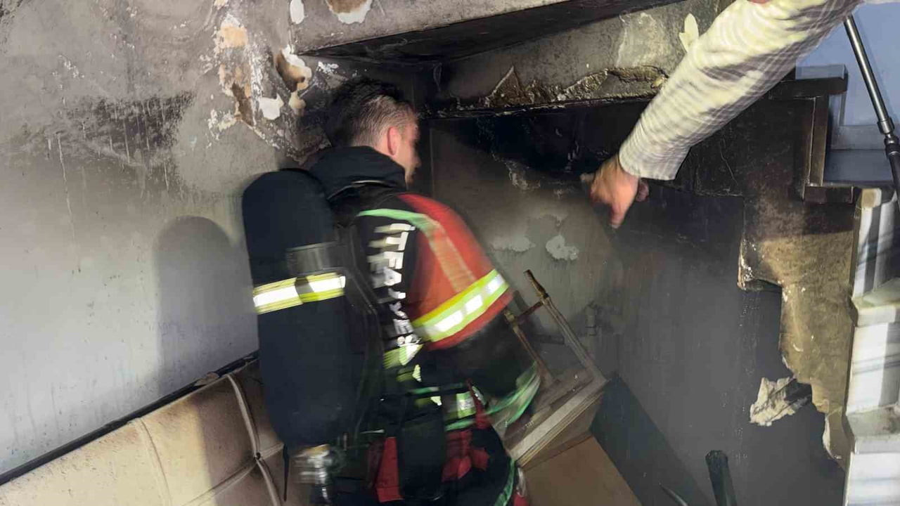 ERDEK'TE 2 KATLI BİNANIN GİRİŞ KATINDA ÇIKAN YANGIN SÖNDÜRÜLDÜ