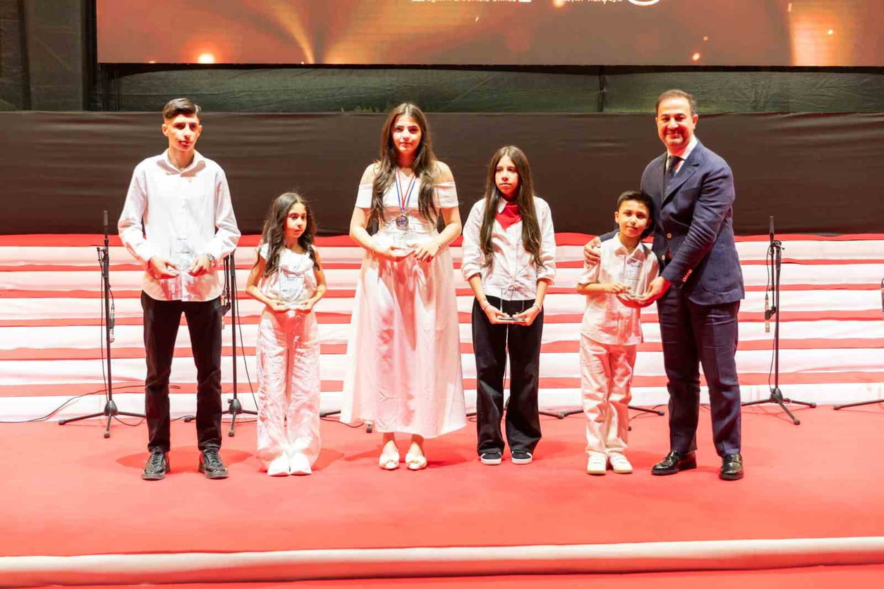 ERDEM KOLEJİ, İLKOKUL VE ORTAOKUL ÖĞRENCİLERİ İÇİN DÜZENLEDİĞİ GÖRKEMLİ MEZUNİYET TÖRENİYLE EĞİTİM...