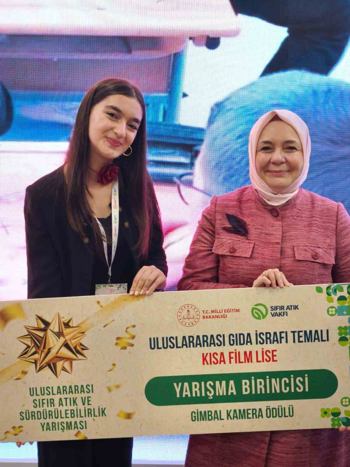 ERDEM KOLEJİ ÖĞRENCİSİ MELEK ECEM GÜVEN, KAZANDIĞI ULUSLARARASI BİRİNCİLİKLE OKULUNA BÜYÜK BİR...