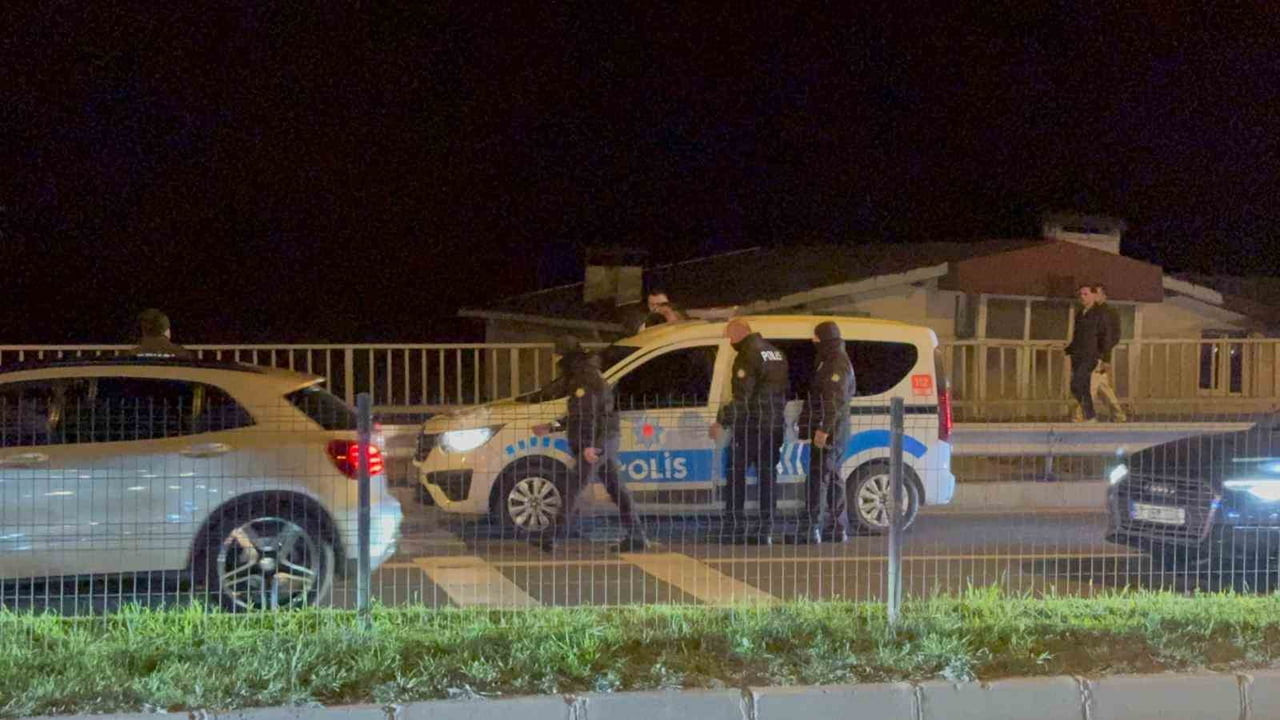 EREĞLİ İLÇESİNDE "DUR" İHTARINA UYMAYIP KAÇAN KOVALAMACADA POLİS ARACINA ÇARPAN ARAÇTAKİ 3 KİŞİ...