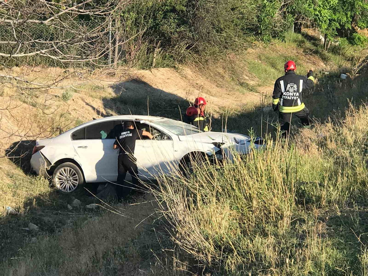 EREĞLİ İLÇESİNDE REFÜJE ÇARPAN OTOMOBİLİN ŞARAMPOLE YUVARLANMASI SONUCU 1'İ BEBEK 3 KİŞİ...
