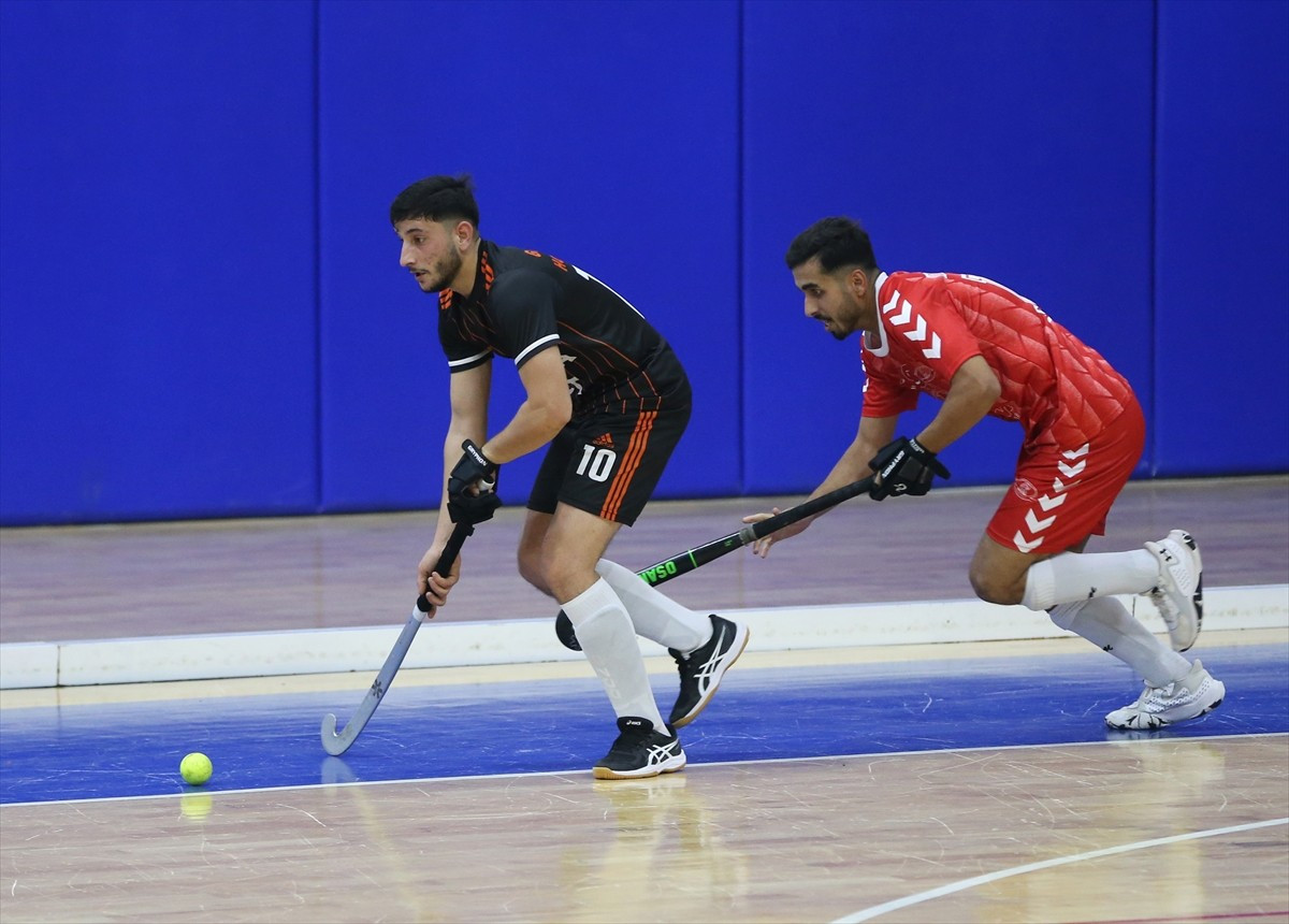 Erkekler Salon Hokeyi Süper Ligi maçları, Antalya'nın Alanya ilçesinde başladı. Atatürk Spor...