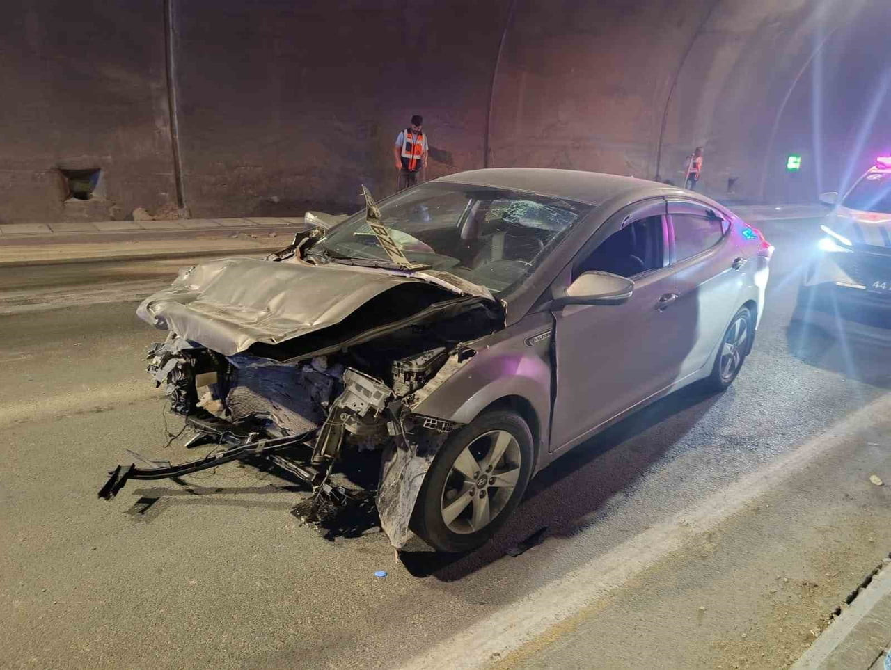 ERKENEK TÜNELİ'NDE OTOMOBİL KAMYONA ARKADAN ÇARPTI: 1 YARALI